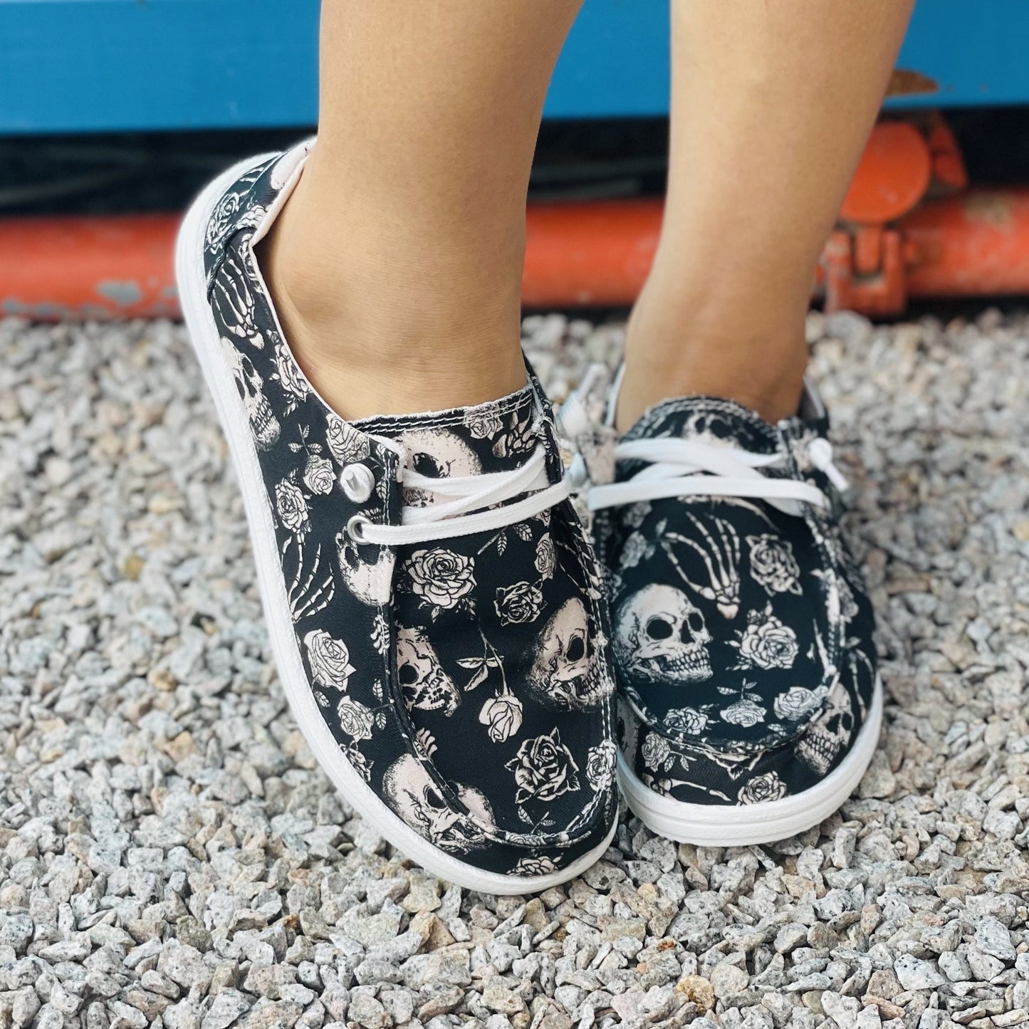 Skull And Flower Pattern Women's Comfy Canvas Shoes - Low-Top Slip-On Halloween Shoes for Lightweight Comfort