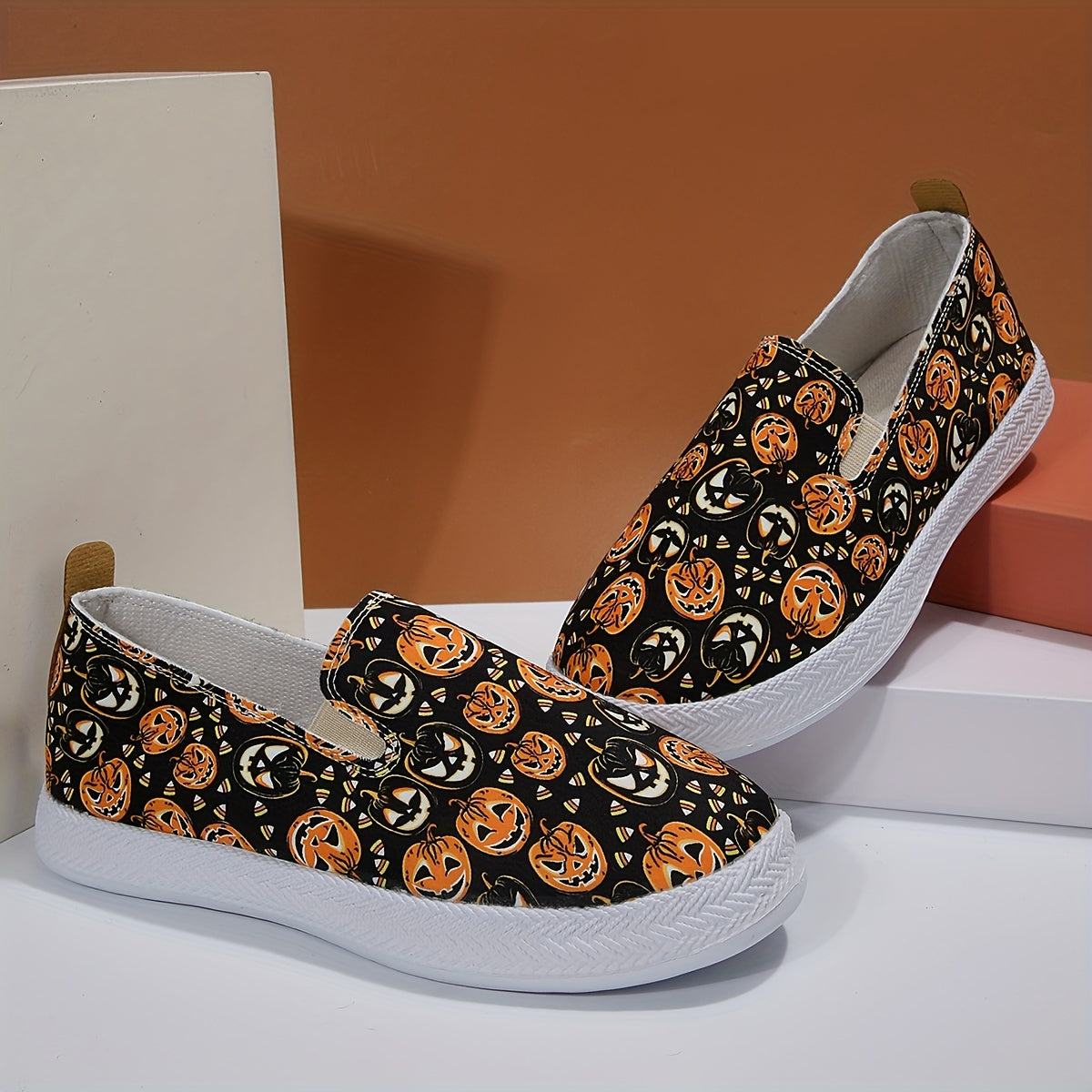 Halloween Flair: Women's Ghost Face Pumpkin Print Flats for Stylish & Comfy Casual Halloween Outfits