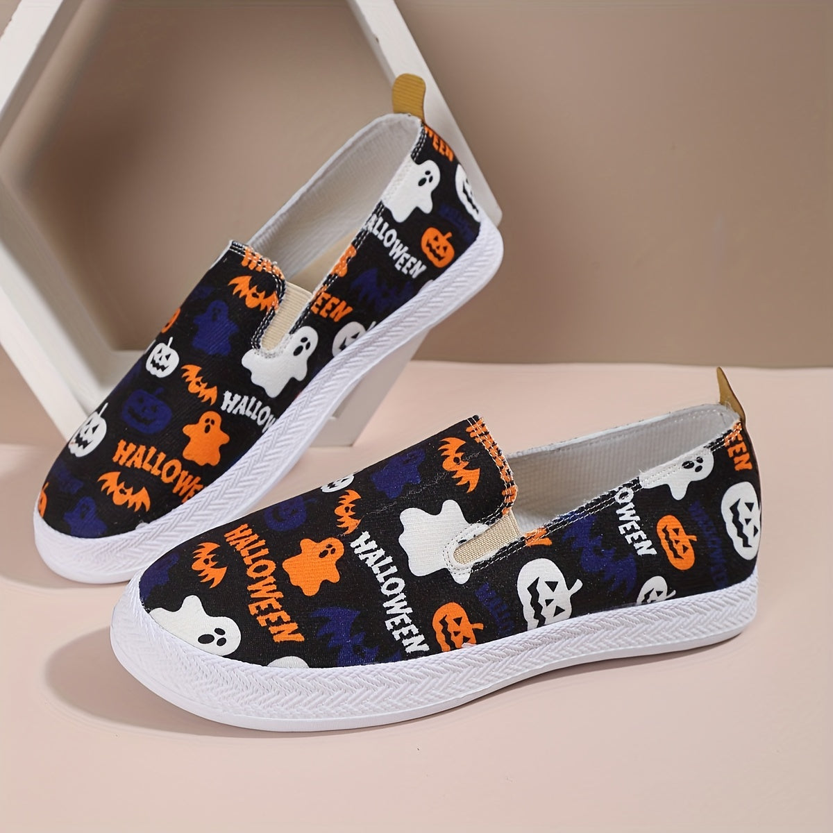 Halloween Chic: Lightweight Women's Canvas Sneakers with Pumpkin and Ghost Print