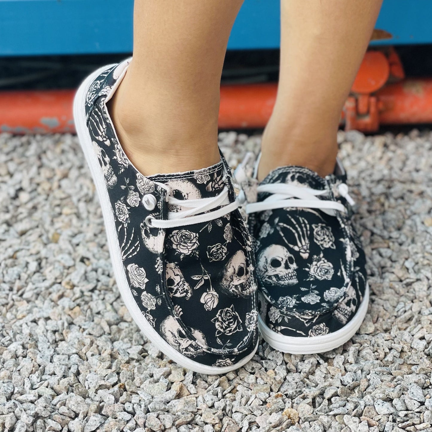 Skull And Flower Pattern Women's Comfy Canvas Shoes - Low-Top Slip-On Halloween Shoes for Lightweight Comfort