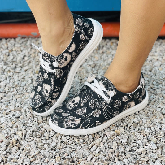 Skull And Flower Pattern Women's Comfy Canvas Shoes - Low-Top Slip-On Halloween Shoes for Lightweight Comfort