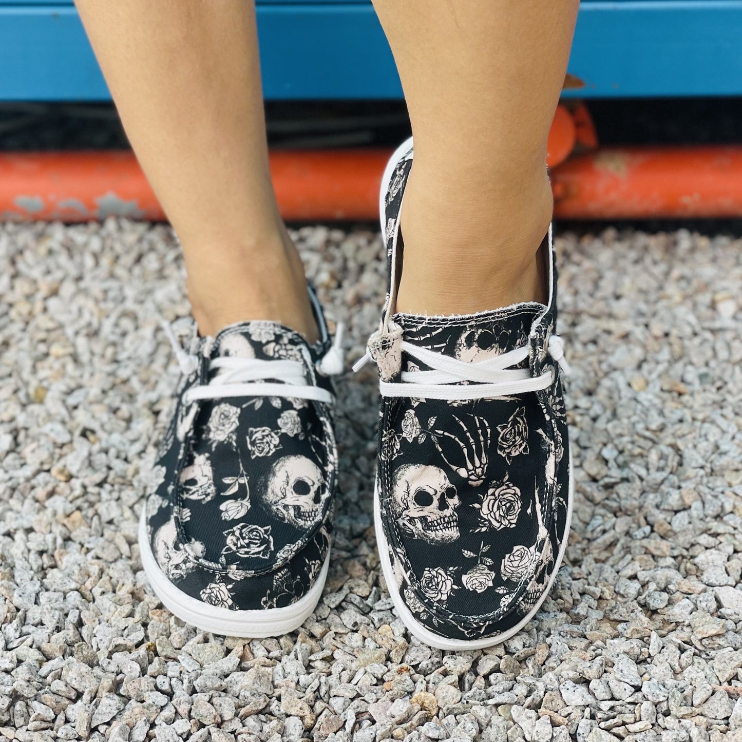 Skull And Flower Pattern Women's Comfy Canvas Shoes - Low-Top Slip-On Halloween Shoes for Lightweight Comfort